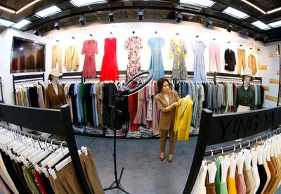 不愛名牌，服裝批發市場成為年輕人淘貨寶地？